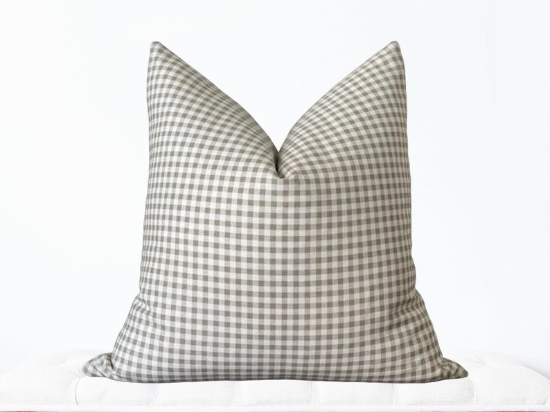 Funda de almohada de cuadros vichy, funda de almohada a cuadros beige topo, funda de almohada de cuadros vichy marrón, almohada a cuadros, funda de almohada estilo granja, almohada de cuadros vichy beige imagen 1