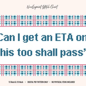 Może przedstawiać: Wzór do haftu z ciemnoniebieskim napisem Can I get an ETA on this too shall pass? wyśrodkowanym na białym tle. Projekt jest otoczony kratkowaną ramką w odcieniach jasnego błękitu, ciemnego błękitu i delikatnego różu.