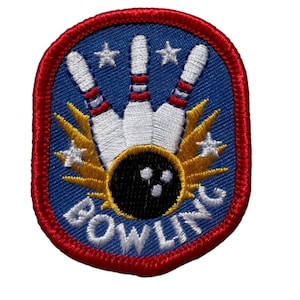 Peut inclure: Un écusson brodé ovale avec une bordure rouge sur fond bleu. Il représente trois quilles de bowling blanches à rayures rouges, une boule de bowling noire avec trois trous blancs, des rayons dorés, des étoiles blanches et le mot BOWLING en blanc.