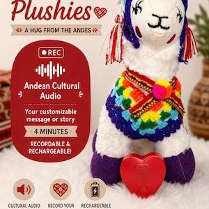 Puede incluir: Un peluche de llama blanca con gorro y manta de ganchillo coloridos, que incluye un altavoz rojo en forma de corazón. El texto incluye Andean Plushies, A Hug From The Andes, Andean Cultural Audio, 4 Minutes, Recordable & Rechargeable y From Urubamba, Cusco - Peru.