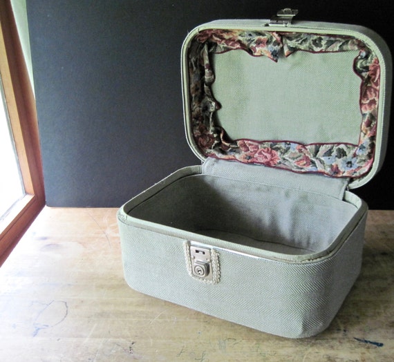 Vintage Train Case, Small Vintage Suitcase, Cosmet