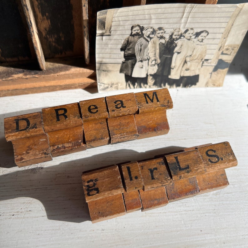 Antique Wooden Stamp Set, Letter Stamps, Printing, Type Set, Vintage Decor, Rustic Primitive Decor, Vintage Stamps, Old Wooden Stamps imagem 2