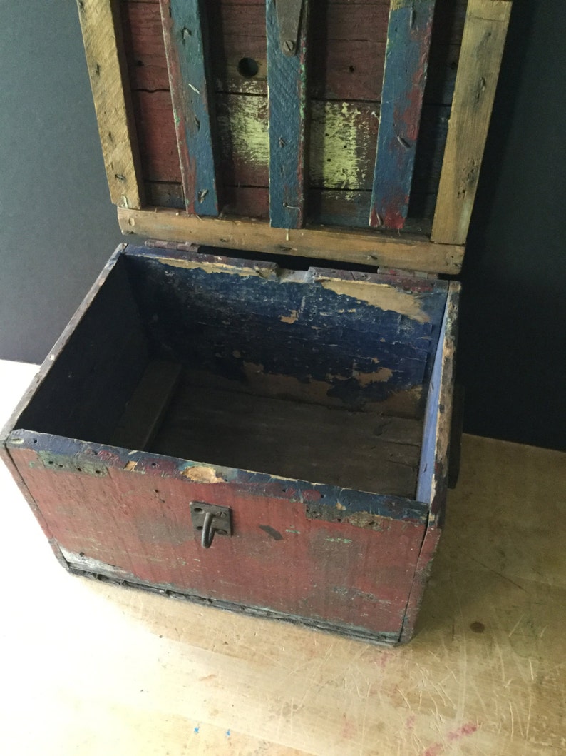 primitive toy box