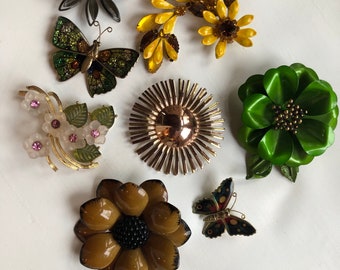 Vintage Costume Jewelry Brooches. Flower brooches. 8vintage floral brooches