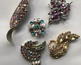 Vintage Rhinestones Costume Brooches. 5 vintage costume jewelry brooches