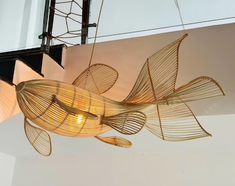 Hanglamp in de vorm van een rotan vis, handgemaakte hanglamp van bamboe en riet, boho-stijl, kustdecoratie voor thuis.