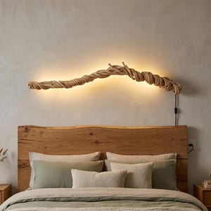 Lámpara colgante de madera rústica personalizada con luz LED, hecha de ramas retorcidas y fabricada con madera flotante natural.