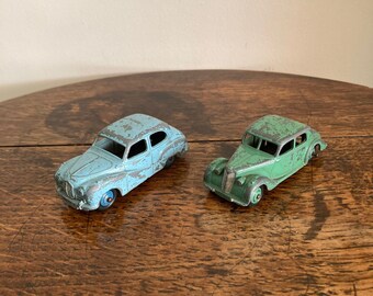 Twee Vintage Meccano Dinky Austin & Riley-auto's, nummers 40A, 40J. Circa 1947-54