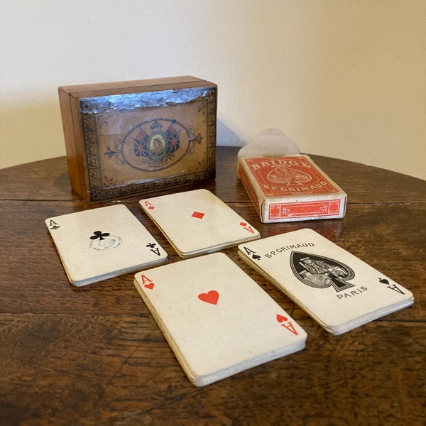 Boîte à cartes antique victorienne du jubilé d'or avec un jeu de cartes vintage plus récent de Grimaud of Paris. Vers 1887 et plus tard