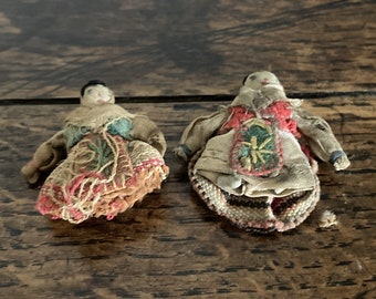 Ancienne paire de poupées miniatures d'art populaire en costume traditionnel v. début du 20e siècle