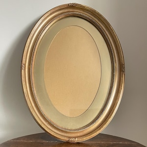 Antique Edwardian gilt composition Georgian revival oval frame c. early 20th century