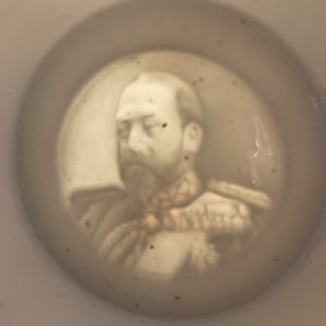 Antike Edward VII Bone China Krönungstasse mit Lithophan auf der Basis c. 1902