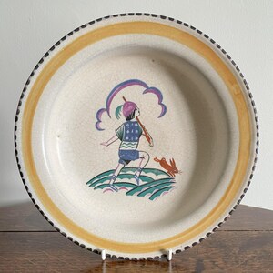Piatto per bambini vintage Carter Stabler Adams (Poole) - modello TA - forma 742 - disegnato da Dora Batty - dipinto da Dorothy James c. 1925-34