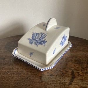 Raro piatto per formaggio Poole vintage dipinto a mano - modello M/HT - forma 998 - progettato Truda Carter dipinto da Barbara Meades ca. 1947-48