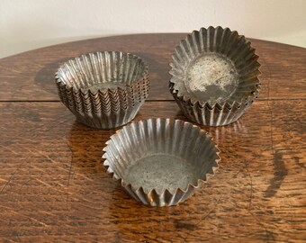 Zwölf Vintage Metall Cupcake Formen c. 1950er Jahre