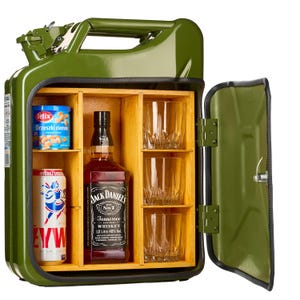 Peut inclure: Un bidon en métal vert olive transformé en armoire à alcool avec une porte à charnières. L'intérieur comporte des étagères en bois contenant une bouteille de 1,0 litre de whisky Jack Daniel's, trois verres transparents, une boîte de cacahuètes Felix et une canette.