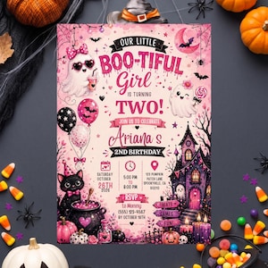以下が含まれることがあります： ハロウィーンをテーマにしたピンクの誕生日招待状。幽霊、大釜を持つ黒猫、お化け屋敷が描かれています。テキスト：OUR LITTLE BOO-TIFUL Girl IS TURNING TWO! Ariana s 2ND BIRTHDAY, SATURDAY OCTOBER 26TH 2026, 5:00 PM TO 8:00 PM, 123 PUMPKIN PATCH LANE SPOOKYVILLE, CA 90210, RSVP to Mommy (555) 123-4567 BY OCTOBER 18TH, TREATS, GAMES, FUN!