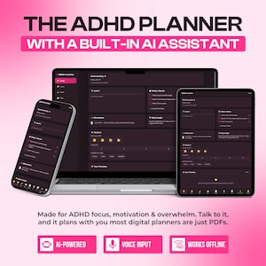 Op de afbeelding: Een digitale planner-interface weergegeven op een laptop, tablet en smartphone. Het scherm toont een donker dashboard met de tekst THE ADHD PLANNER WITH A BUILT-IN AI ASSISTANT, AI-POWERED, VOICE INPUT en WORKS OFFLINE.