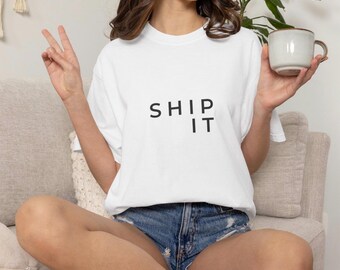 Maglietta "Ship It", Maglietta per ingegnere del software, Maglietta per sviluppatore AI, Maglietta DevOps, Regalo per programmatore, Maglietta tecnologica minimalista