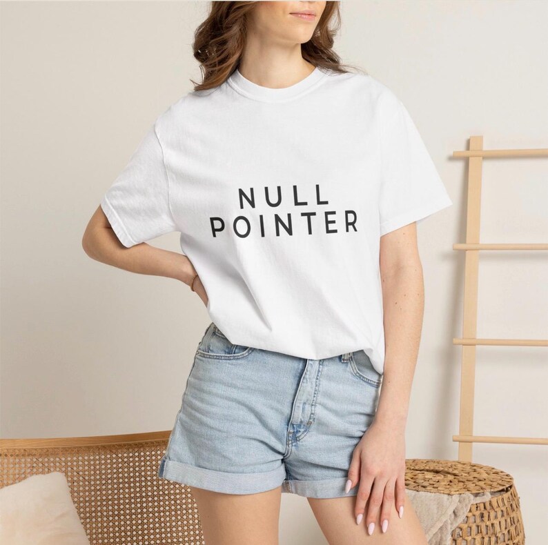 Maglietta Null Pointer, maglietta da programmatore, t-shirt da sviluppatore software, regalo per sviluppatori Java, maglietta per programmazione, t-shirt da ingegnere AI, Comfort Colors 1717 immagine 1