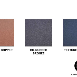 Puede incluir: Tres muestras de color que muestran diferentes acabados para una l&aacute;mpara de metal. Las muestras est&aacute;n etiquetadas como "Cobre Vintage", "Bronce Frotado con Aceite" y "Negro Texturizado".