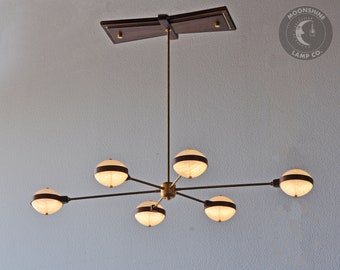 Avalon - nowoczesny żyrandol atomowy z mosiądzu i twardego drewna, lampa z połowy XX wieku, żyrandol z połowy XX wieku, lampa na zamówienie, lampa z połowy XX wieku