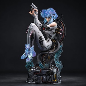 Può includere: Una dettagliata statuetta da collezione di un personaggio con capelli blu, che indossa una tuta bianca e impugna una pistola. La figura presenta componenti meccanici, accenti luminosi e stivali blu traslucidi su una base industriale.