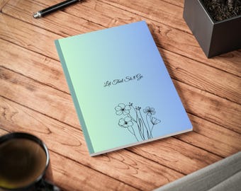 Lass den Scheiß los – Notizbuch mit Softcover | A5-Tagebuch mit Farbverlauf und Blumenmuster