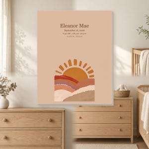 Puede incluir: Un póster rectangular con fondo color melocotón claro y el texto Eleanor Mae, 16 de septiembre de 2026, 6:42 AM, 3.29 kg, 52.07 cm y Austin, Texas. Debajo del texto hay un gráfico de un sol saliendo sobre colinas en capas de tonos naranja, rojo y beige.