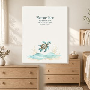 Puede incluir: Un cuadro decorativo rectangular con una ilustración en acuarela de una tortuga marina nadando sobre olas azules y arena beige. El texto dice Eleanor Mae, 16 de septiembre de 2026, 6:42 AM, 3,29 kg, 52,07 cm y AUSTIN, TEXAS en gris oscuro.