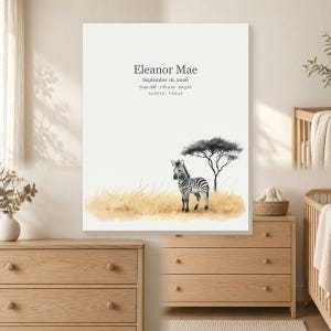 Puede incluir: Un cuadro decorativo rectangular con una ilustración en acuarela de una cebra de pie sobre hierba alta dorada bajo un árbol. El texto dice: Eleanor Mae, 16 de septiembre de 2026, 6:42 AM, 3,29 kg, 52,07 cm, AUSTIN, TEXAS.