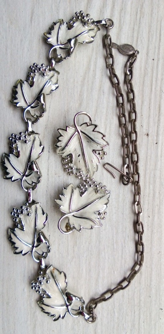 SARAH COVENTRY White Enamel Grape Leaves Necklace… - image 1