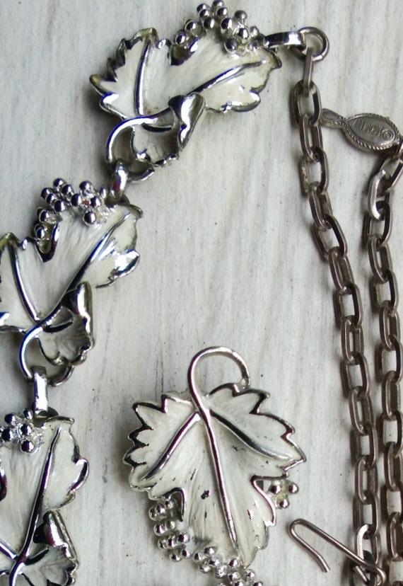 SARAH COVENTRY White Enamel Grape Leaves Necklace… - image 2