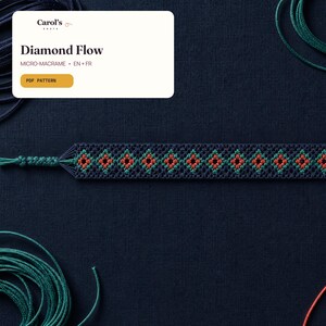 Op de afbeelding: Een micro-macramé armband met een herhalend ruitpatroon in donkerblauw, groenblauw en oranje draad. Het ontwerp bevat een rechthoekige informatiekaart met de tekst Carol's Knots, Diamond Flow, Micro-Macrame, EN + FR, PDF Pattern.