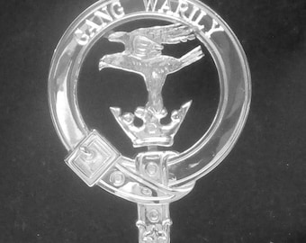 Distintivo con stemma del clan scozzese Drummond in argento massiccio.