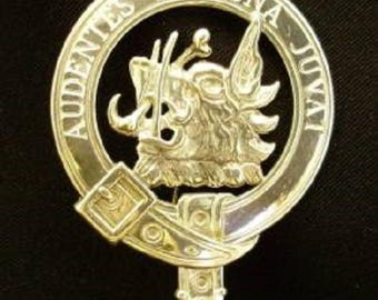 Emblema del clan escocés MacKinnon en plata de ley maciza