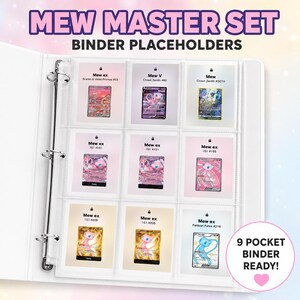 Può includere: Un raccoglitore bianco a tre anelli contenente nove bustine di plastica trasparente. Ogni bustina contiene una scheda segnaposto con un'illustrazione del personaggio Mew, nomi delle carte e numeri di serie. Il testo recita MEW MASTER SET BINDER PLACEHOLDERS.