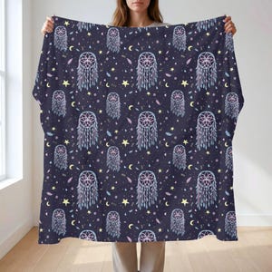 Himmlische Traumfänger-Wohndecke 127 x 152 cm | Kuscheldecke mit Sternen- und Mondmotiv im Boho-Stil | Seidig weicher Wohnaccessoire