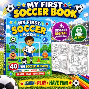 Può includere: Un libro di attività digitale intitolato My First Soccer Book che mostra un bambino su un campo da calcio con un pallone. La copertina indica 40 attività divertenti, mentre una pagina aperta mostra un disegno da colorare e un labirinto.