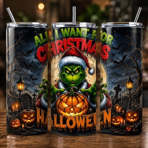 Peut inclure: Un gobelet cylindrique en métal avec une paille, illustré d'une créature verte portant un bonnet de Père Noël et tenant une citrouille d'Halloween dans un cimetière. Le texte ALL I WANT FOR CHRISTMAS IS HALLOWEEN apparaît sur fond nocturne.