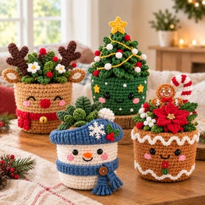 Peut inclure: Quatre cache-pots en crochet sur le thème des fêtes : un renne beige avec des bois, un sapin de Noël vert avec une étoile jaune, un bonhomme de neige bleu avec un flocon et une écharpe, et un pain d'épice beige avec une canne et un poinsettia.