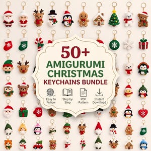 Könnte beinhalten: Eine Sammlung von über 50 gehäkelten Amigurumi-Weihnachtsschlüsselanhängern mit verschiedenen Feiertagsfiguren wie Weihnachtsmann, Rentieren, Schneemännern und Pinguinen. Ein zentrales Etikett zeigt den Text 50+ AMIGURUMI CHRISTMAS KEYCHAINS BUNDLE.