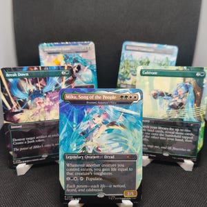 Puede incluir: Una colección de cuatro cartas coleccionables de Magic: The Gathering con ilustraciones estilo anime de Hatsune Miku. Las cartas incluyen Miku, Song of the People, Break Down y Cultivate, cada una con colores vibrantes y texto detallado.