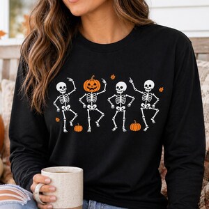 Camiseta de Halloween con esqueleto bailando y calabaza de manga larga.