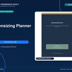Op de afbeelding: Een digitaal Downsizing Planner PDF-document weergegeven op een donkerblauwe achtergrond. De omslag van de planner bevat een gouden bovenbalk, de titel Downsizing Planner en een groene knop met het label Printable PDF. Inclusief The Household Vault branding.