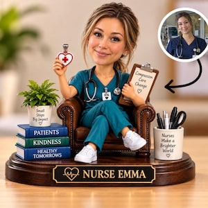 Puede incluir: Una figura cabezona personalizada de enfermero con uniforme azul verdoso sentado en una silla de cuero marrón. La base incluye el texto NURSE EMMA. Los accesorios incluyen un portapapeles con Compassion Care Change, un pin de corazón y libros.
