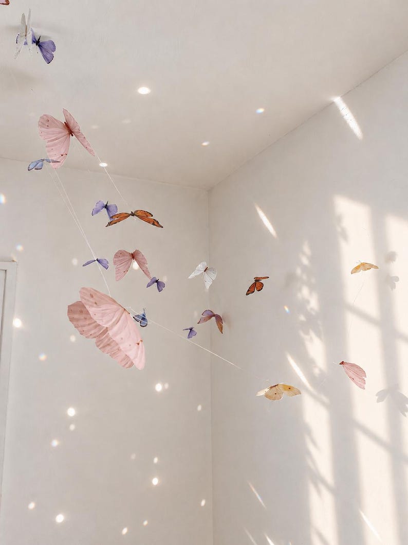 Guirnalda de mariposas: móvil de papel hecho a mano, decoración para guardería y fiestas. imagen 1