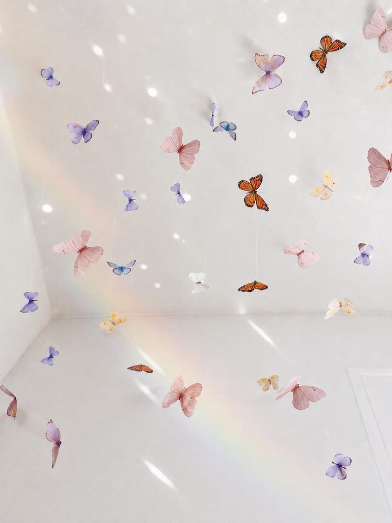 Guirnalda de mariposas: móvil de papel hecho a mano, decoración para guardería y fiestas. imagen 2