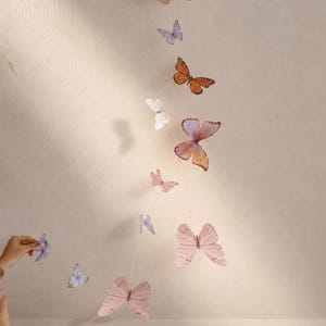 Guirnalda de mariposas: móvil de papel hecho a mano, decoración para guardería y fiestas. imagen 3