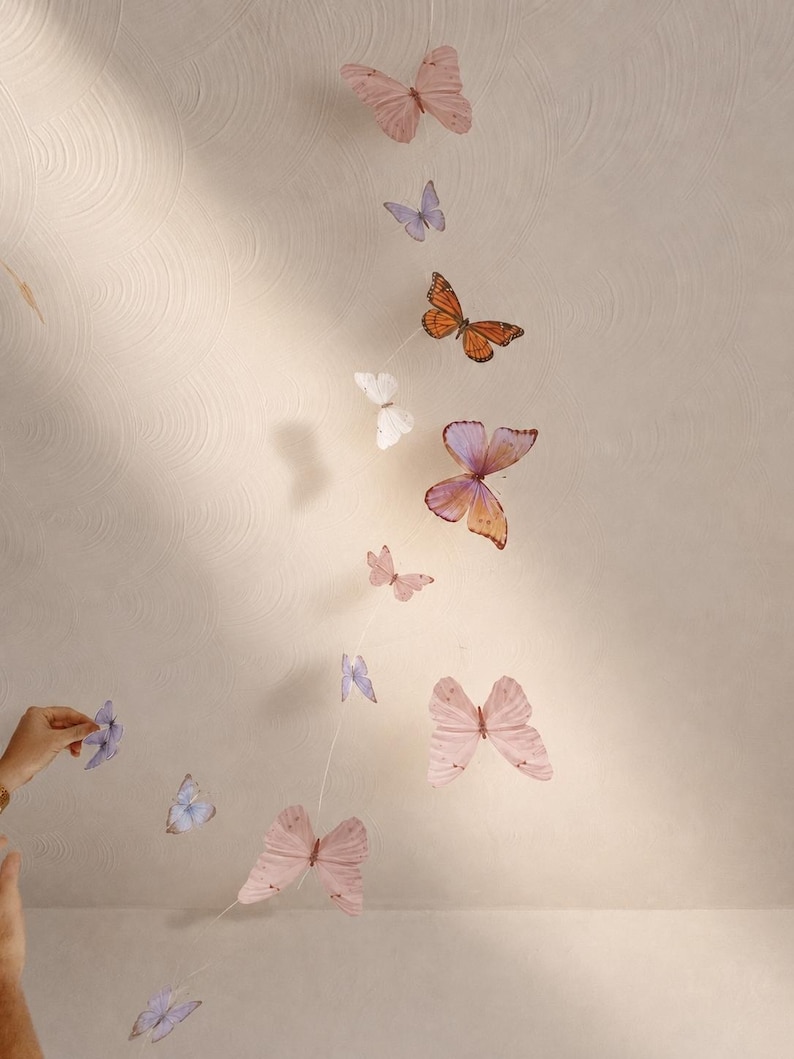 Guirnalda de mariposas: móvil de papel hecho a mano, decoración para guardería y fiestas. imagen 3